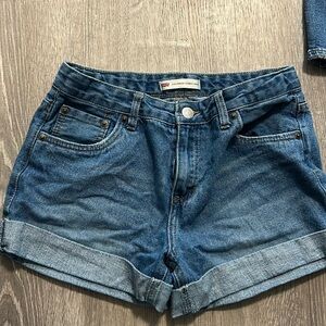 Girl Levi’s girlfriend shorty shorts